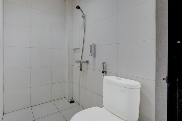 스탠다드 더블룸 | 욕실 | 샤워 시설, 무료 세면용품, 타월, 비누