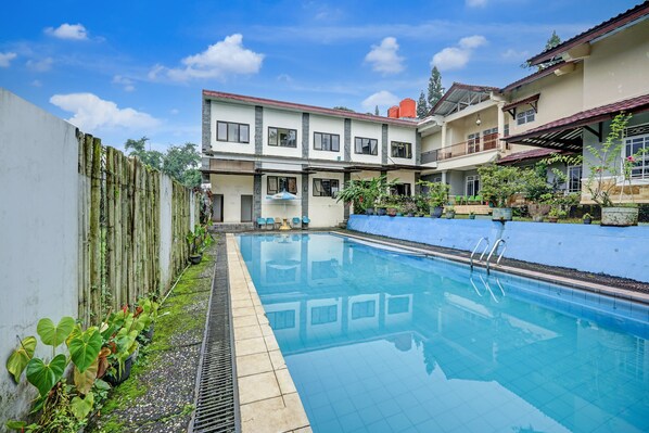 Indoor pool - OYO 95119 Syariah Sm (Megamendung)