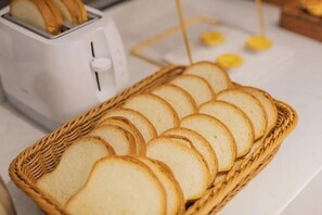A toaster and a basket of sliced bread. - Lavande International Hotel Pazhou Convention & Exhibition Center Eastxiaonan Metro Station Branch - Free Deliver Service to Guangzhou Baiyun International Airport & Free Shuttle Bus to Canton Fair Complex During Canton Fair Period (Guangzhou)