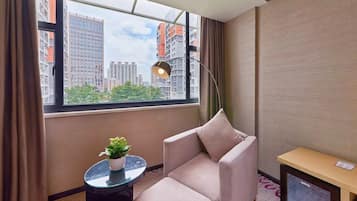 Signature Double Room, Garden View | Living area