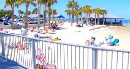 Lovely 3-bedroom cottage with AC in peaceful Hudson