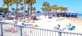 Lovely 3-bedroom cottage with AC in peaceful Hudson