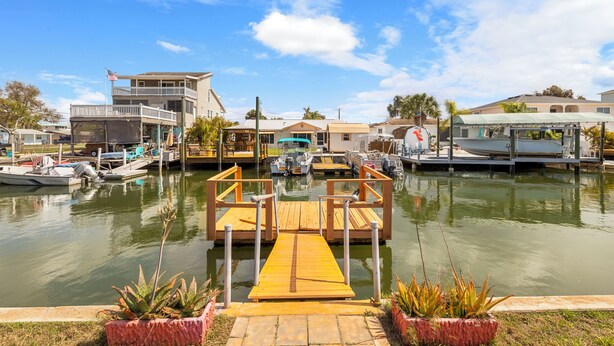 A marina with docked boats, a wooden pier, and houses in the background. - Lovely 3-bedroom cottage with AC in peaceful Hudson (Hudson)