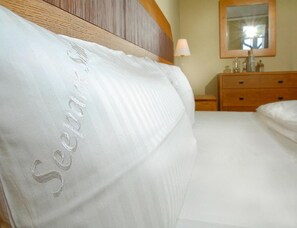 A neatly made bed with a pillow labeled "Separation." - Ferienwohnungen im Seepark Sellin (Sellin)