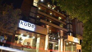A multi-story building with a sign reading 'kube apartments.' - Kube Apartment Express (Córdoba)