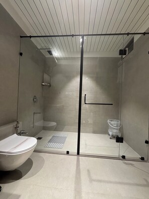 Habitación doble superior, vista a la ciudad | Baño | Regadera, toallas, jabón, shampoo