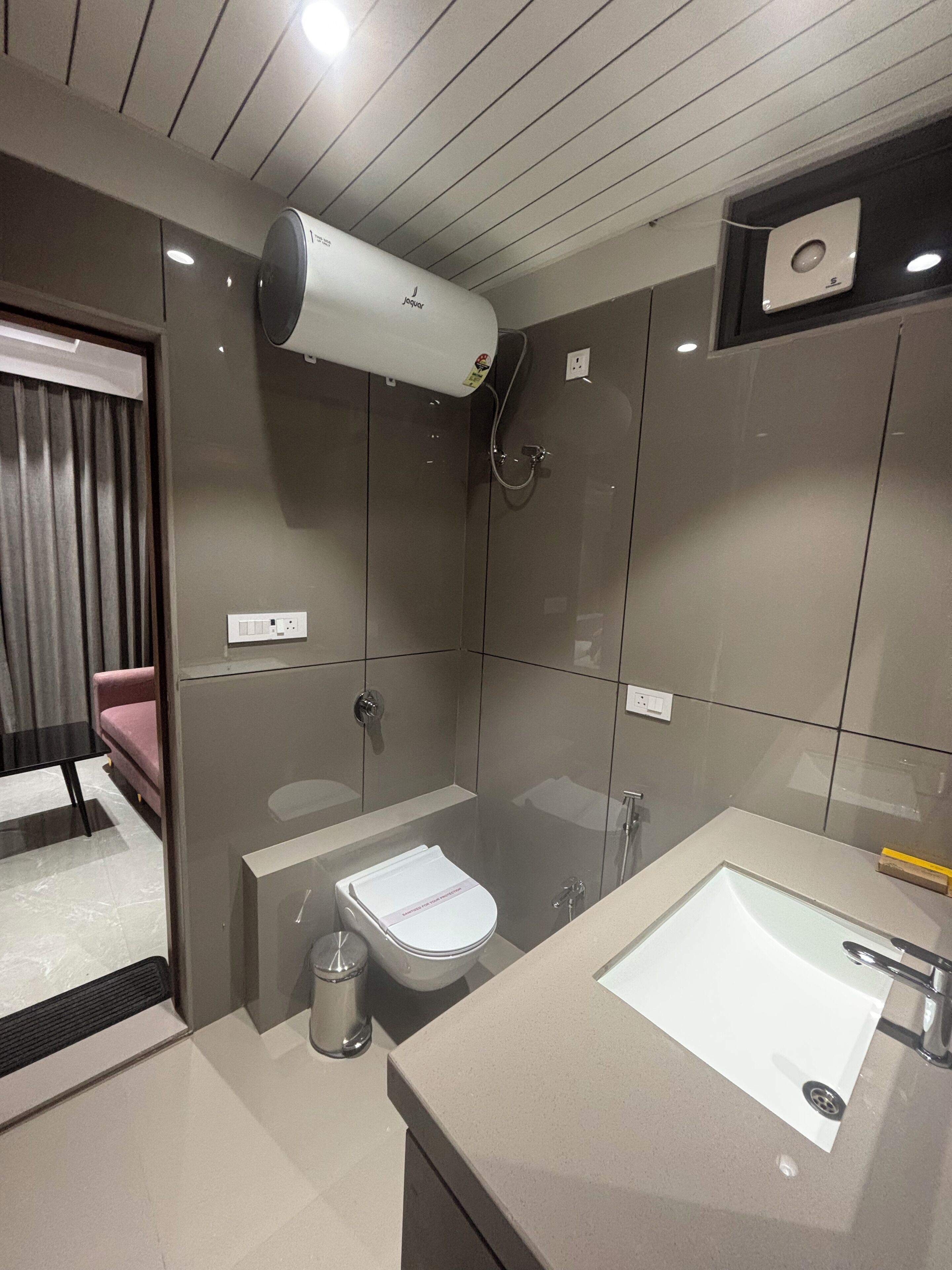 Ein modernes Badezimmer mit Dusche, Toilette und Waschbecken.