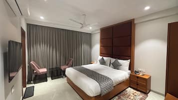 Dobbeltrom – superior, byutsikt | Skrivebord for bærbar PC og wi-fi (inkludert)