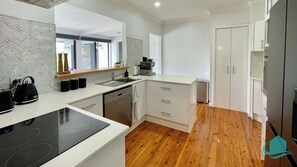 Private kitchen - Casa Calvi - pool and close to beaches (Belmont North)