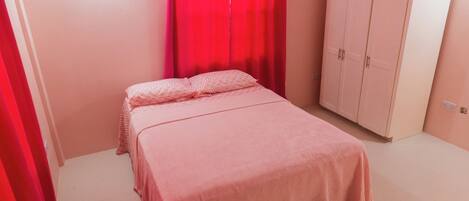 BĂŒgeleisen/BĂŒgelbrett, WLAN, BettwĂ€sche