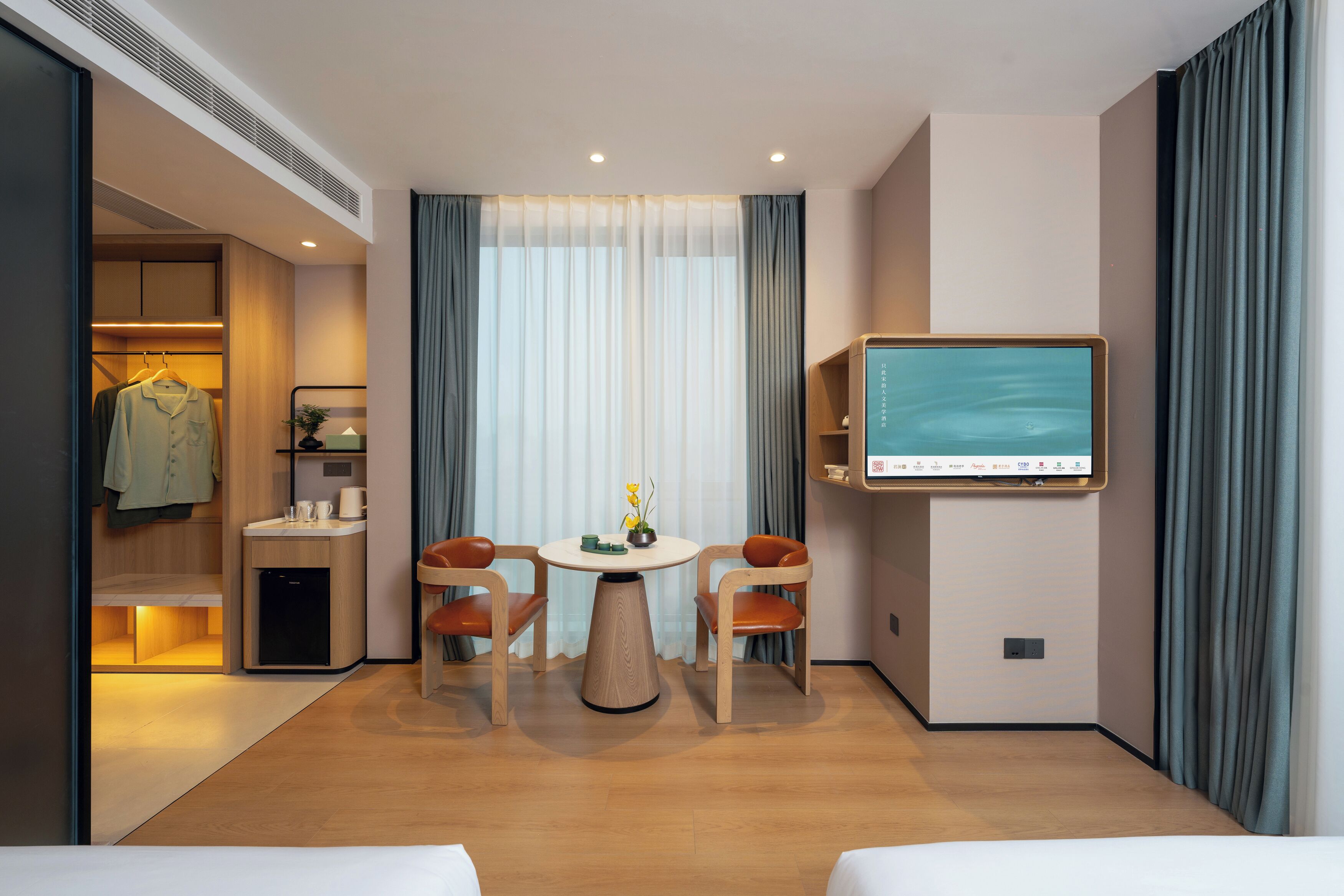 Desk, laptop workspace, free WiFi