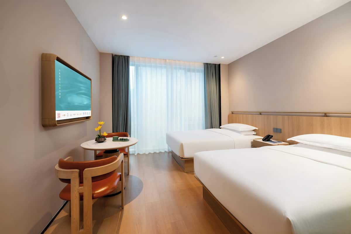 Eenvoudige Twin kamer, 2 tweepersoonsbedden, airconditioning, uitzicht op stad | Een bureau, een laptopwerkplek, gratis wifi