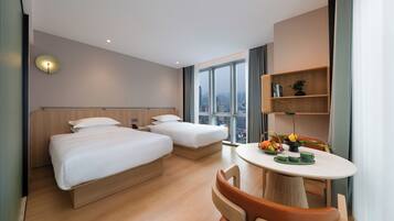 Tomannsrom – comfort, 2 dobbeltsenger, rengjøring, byutsikt | Skrivebord, skrivebord for bærbar PC og wi-fi (inkludert)