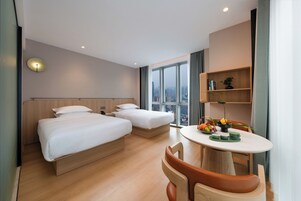 Quarto duplo conforto, 2 camas de casal, serviço de arrumação, vista para a cidade | Escrivaninha, espaço de trabalho para notebook, Wi-Fi de cortesia