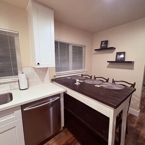 Fridge, microwave, oven, stovetop - Centrally Located 3 Bedroom, 2 Bath House in Downtown Paso Robles. (Paso Robles)