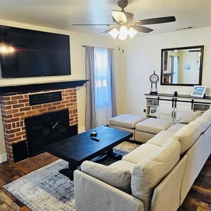 TV, fireplace - Centrally Located 3 Bedroom, 2 Bath House in Downtown Paso Robles. (Paso Robles)