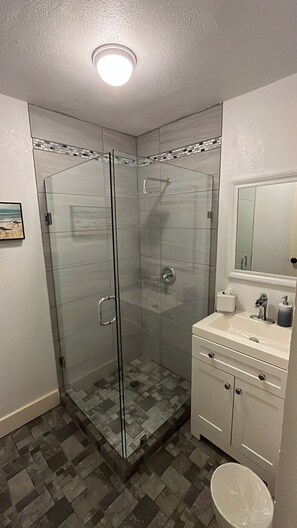 Een douche, een haardroger, handdoeken, toiletpapier