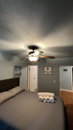 4 slaapkamers, een strijkplank/strijkijzer, gratis wifi, beddengoed