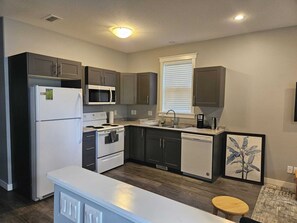 Private kitchen - Apartment Near Regina Airport (Regina)