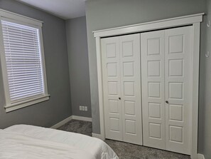 2 bedrooms, iron/ironing board, WiFi