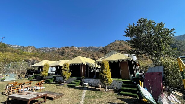 A campsite with tents and a wooden bench. - Yao Adventure Base Camp Bhatta Falls (Mussoorie)