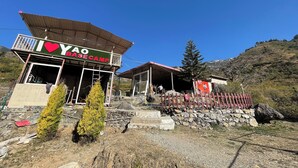 A building with a sign reading "I ♥ YA BASE CAMP". - Yao Adventure Base Camp Bhatta Falls (Mussoorie)