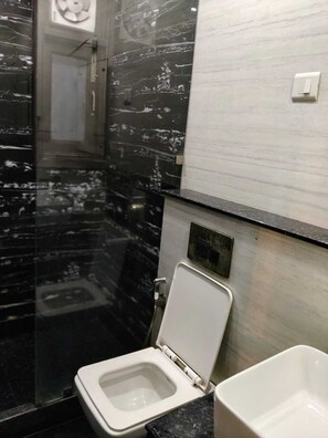 Habitació doble Deluxe, balcó, vistes al parc | Bany | Dutxa, articles de tocador gratuïts, tovalloles i sabó 