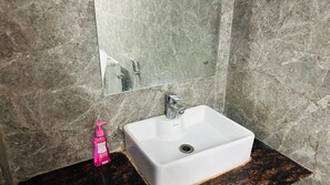Deluxe Apartment, Balcony, Garden View | Bilik Mandi | Pancuran mandi, tuala disediakan, sabun, syampu 