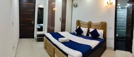 Deluxe Apartment, Balcony, Garden View | Iron/ironing board, free WiFi