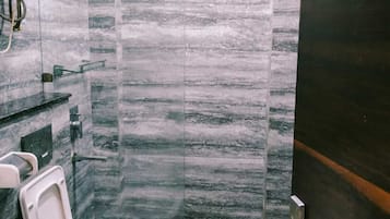 Deluxe-Apartment, Balkon, Gartenblick | Badezimmer | Dusche, Handtücher, Seife, Shampoo