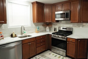 冷蔵庫、電子レンジ、オーブン、コンロ