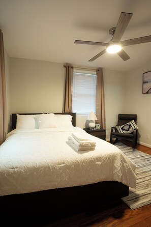 Skrivebord, strykejern/-brett, wi-fi (inkludert) og sengetøy