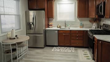 Een koelkast, een magnetron, een oven, een kookplaat