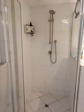 Shower, hair dryer, towels, soap - Modern and cozy 1-bedroom retreat (Annerley)