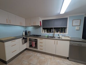 Private kitchen - Modern and cozy 1-bedroom retreat (Annerley)