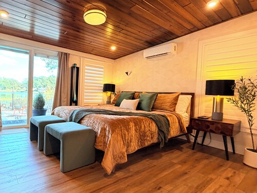 4BR Villa: Lakefront Retreat with Harry Potter Game Loft near Downtown Orlando