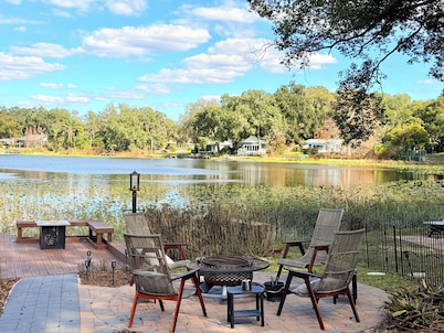 4BR Villa: Lakefront Retreat with Harry Potter Game Loft near Downtown Orlando