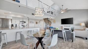 Condo Deluxe, 2 chambres, au bord de la plage | Restauration