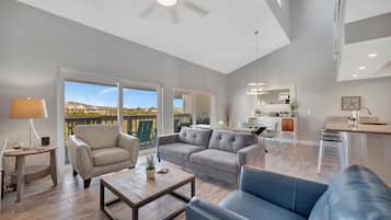 Deluxe Condo, 2 Bedrooms, Beachside | Living area