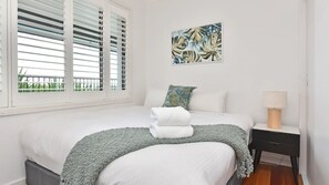 8 Schlafzimmer, Schreibtisch, Bügeleisen/Bügelbrett, Reisekinderbett