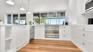 Private kitchen - Palmers Lane Vineyard Homestead and Cottage (Pokolbin)
