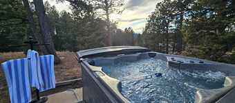 Secluded Florissant Gem: Hot Tub & Mountain Views