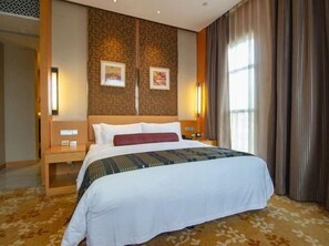 A hotel room with a large bed, two bedside tables, a headboard, and a window with curtains. - Howard Johnson By Wyndham Puhui Plaza Chongqing (Chongqing)