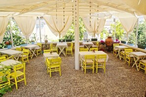 Outdoor dining - Alacati Chigdem Hotel (Çeşme)