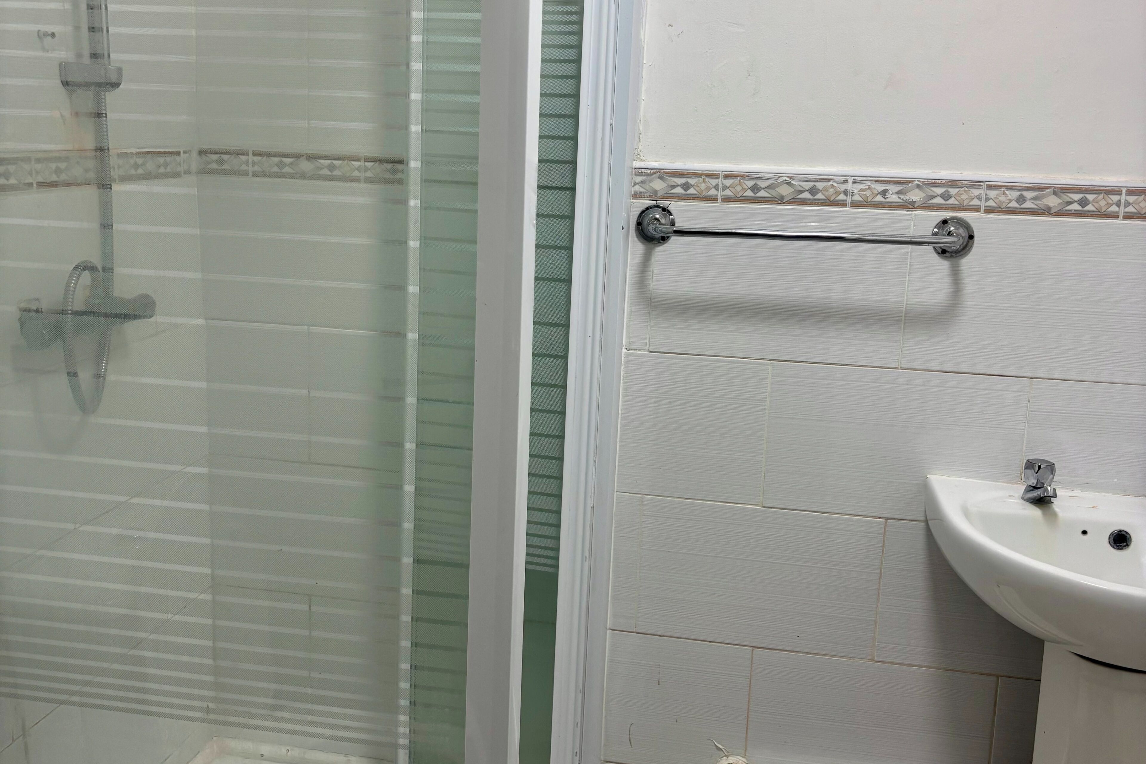 Een douche, een haardroger, handdoeken