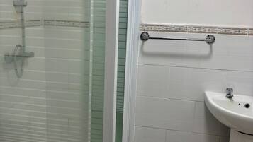 Een douche, een haardroger, handdoeken