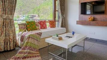 Deluxe Villa, Hill View | Iron/ironing board, free WiFi