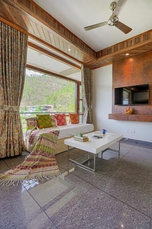 Deluxe Villa, Hill View | Iron/ironing board, free WiFi