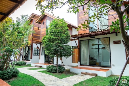 Exterior. Baanrongmai Canal Front Homestay