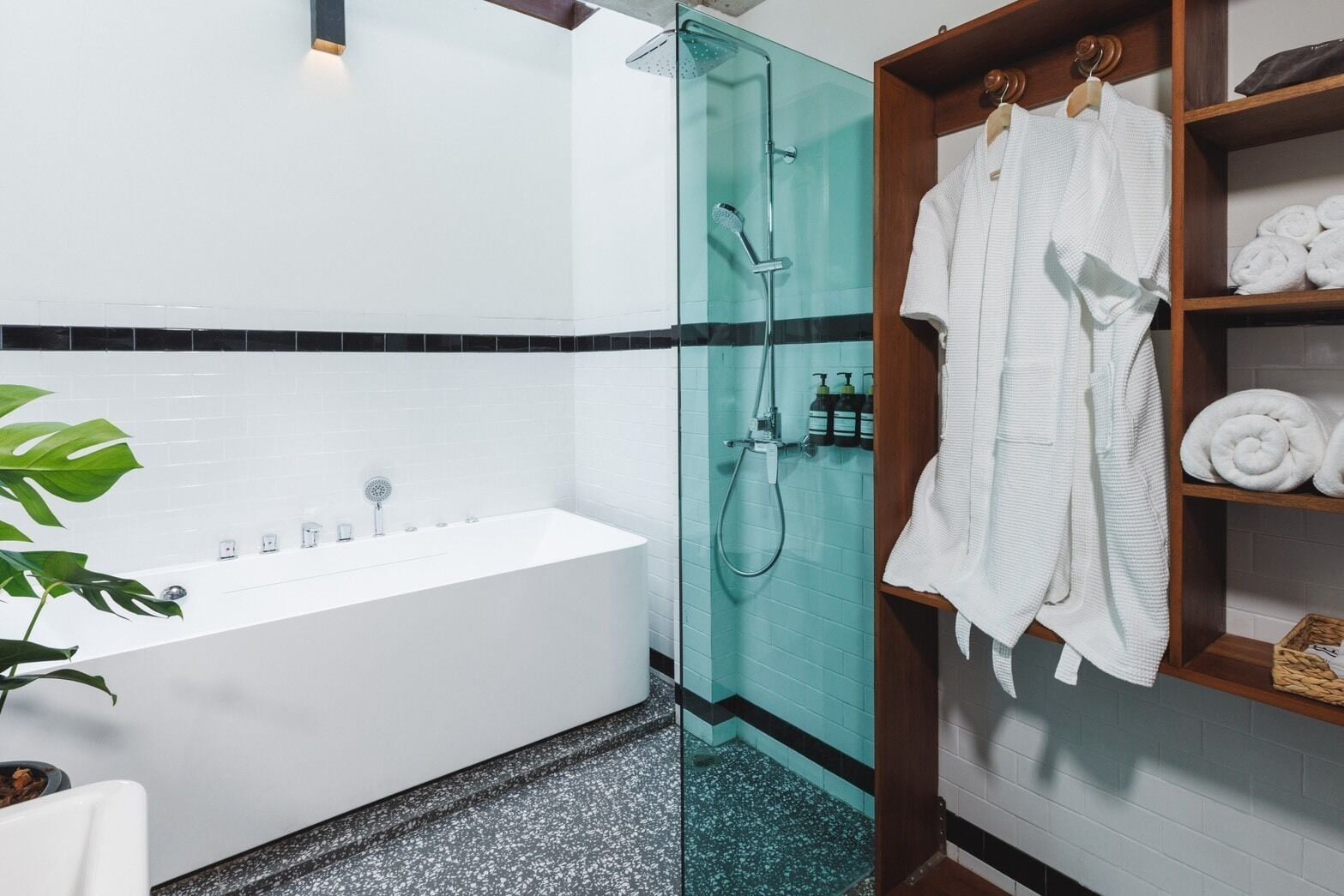 Baan Mai Deluxe | Badezimmer | Badewanne und Dusche (separat), Regendusche, kostenlose Toilettenartikel